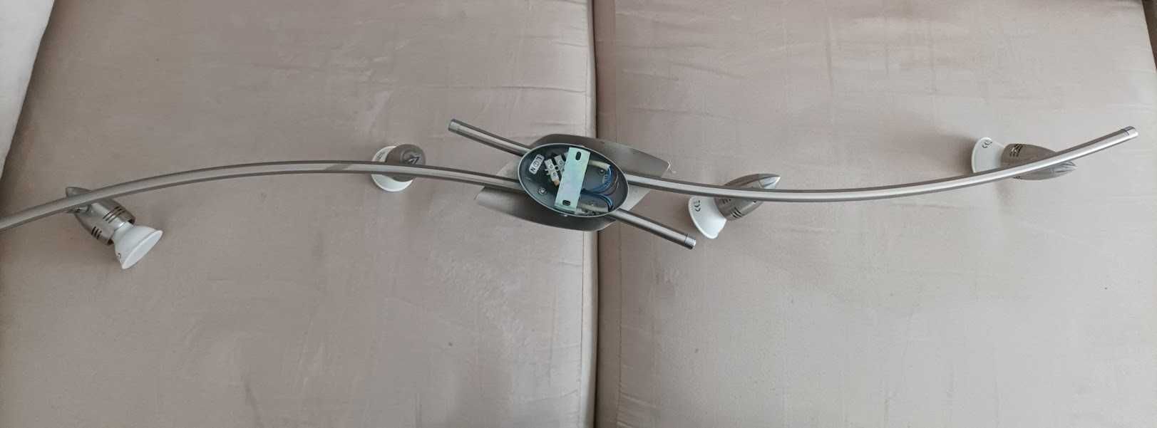 Plafon de formato longo moderna e elegante, em inox cromado brilhante.