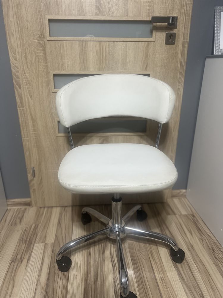 Białe krzesło