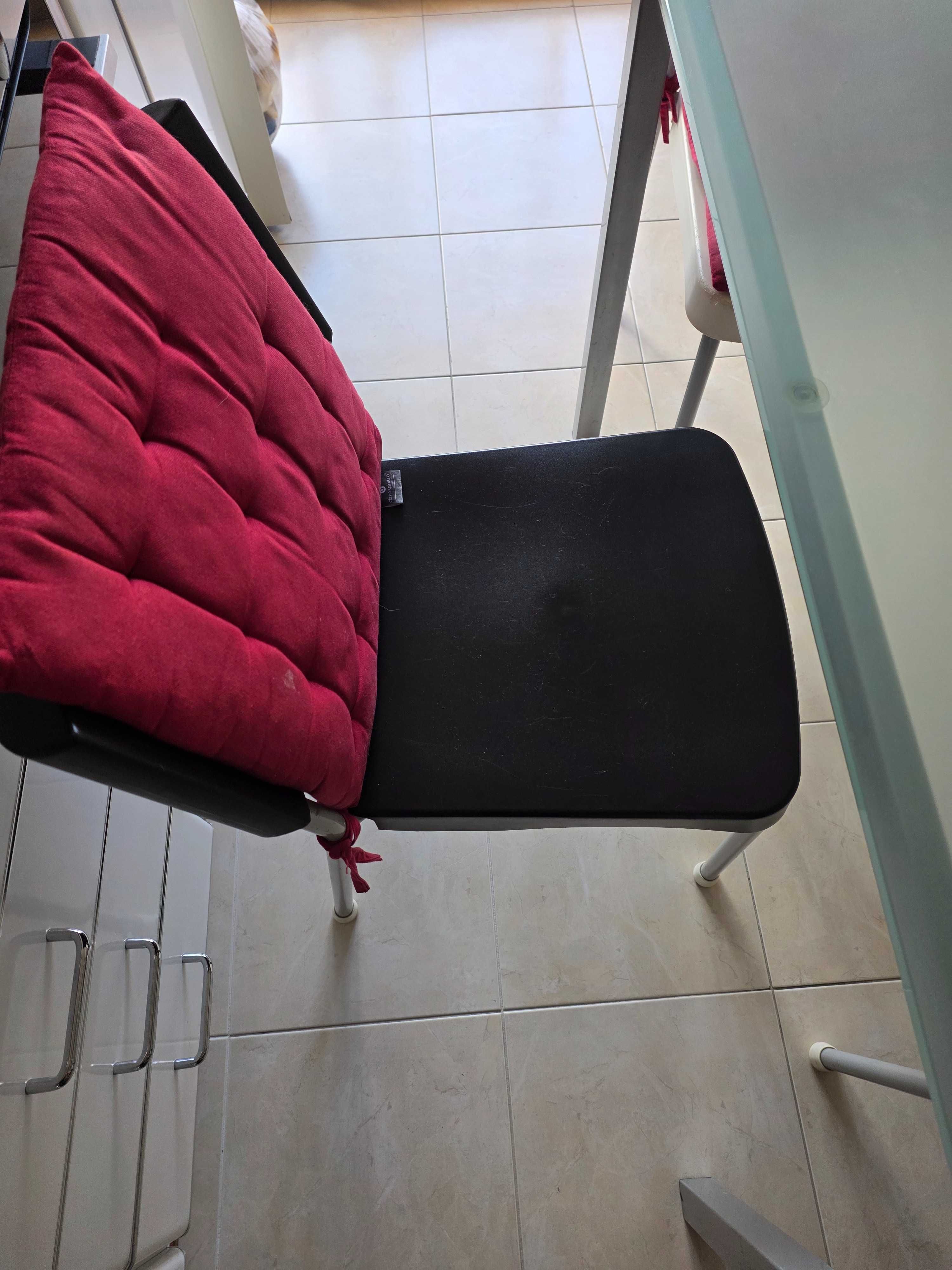 Mesa de vidro com cadeiras.