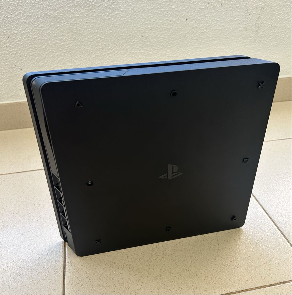 Consola PlayStation 4, com cabos incluídos. Memória de 500GB
