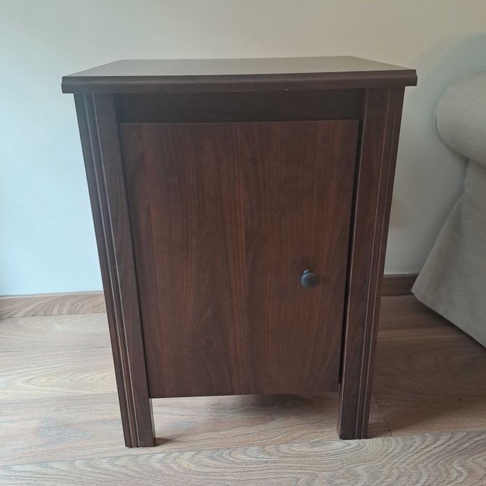 Stolik nocny – ciemny orzech