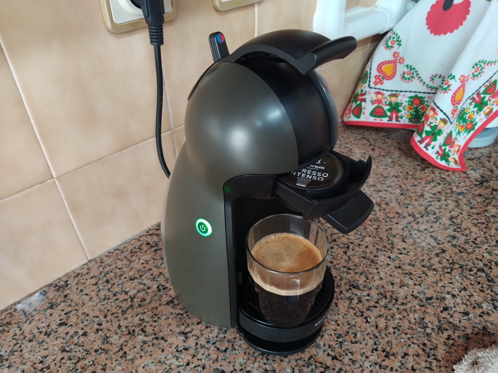 Máquina de café Dolce Gusto Krups cafeteira casa quarto apartamento.