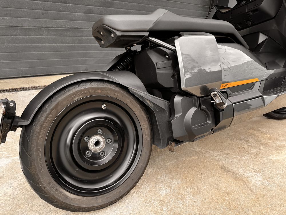 BMW CE04 como nova
