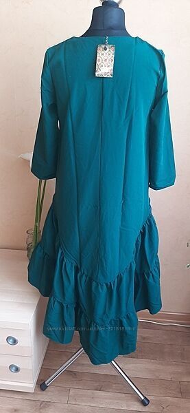 Зелена сукня шлейф волан