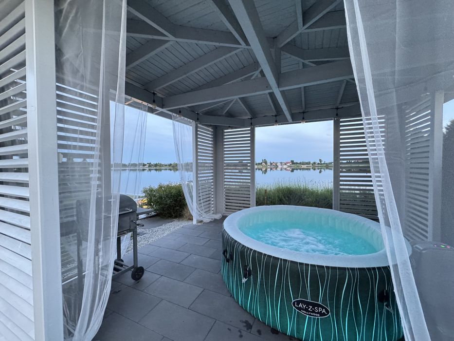 Wymarzony domek nad jeziorem z prywatną plażą i jacuzzi