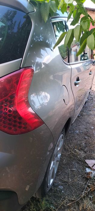 Чудовий автомобіль кросоверр.