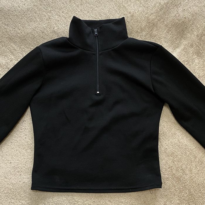 Кроп топ в рубчик з вирізом для пальчика