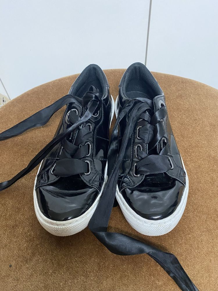Sapatos pretos Kiabi com brilho