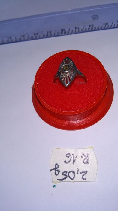 Pierścionek złoty z diamentami w cenie 5000 zł