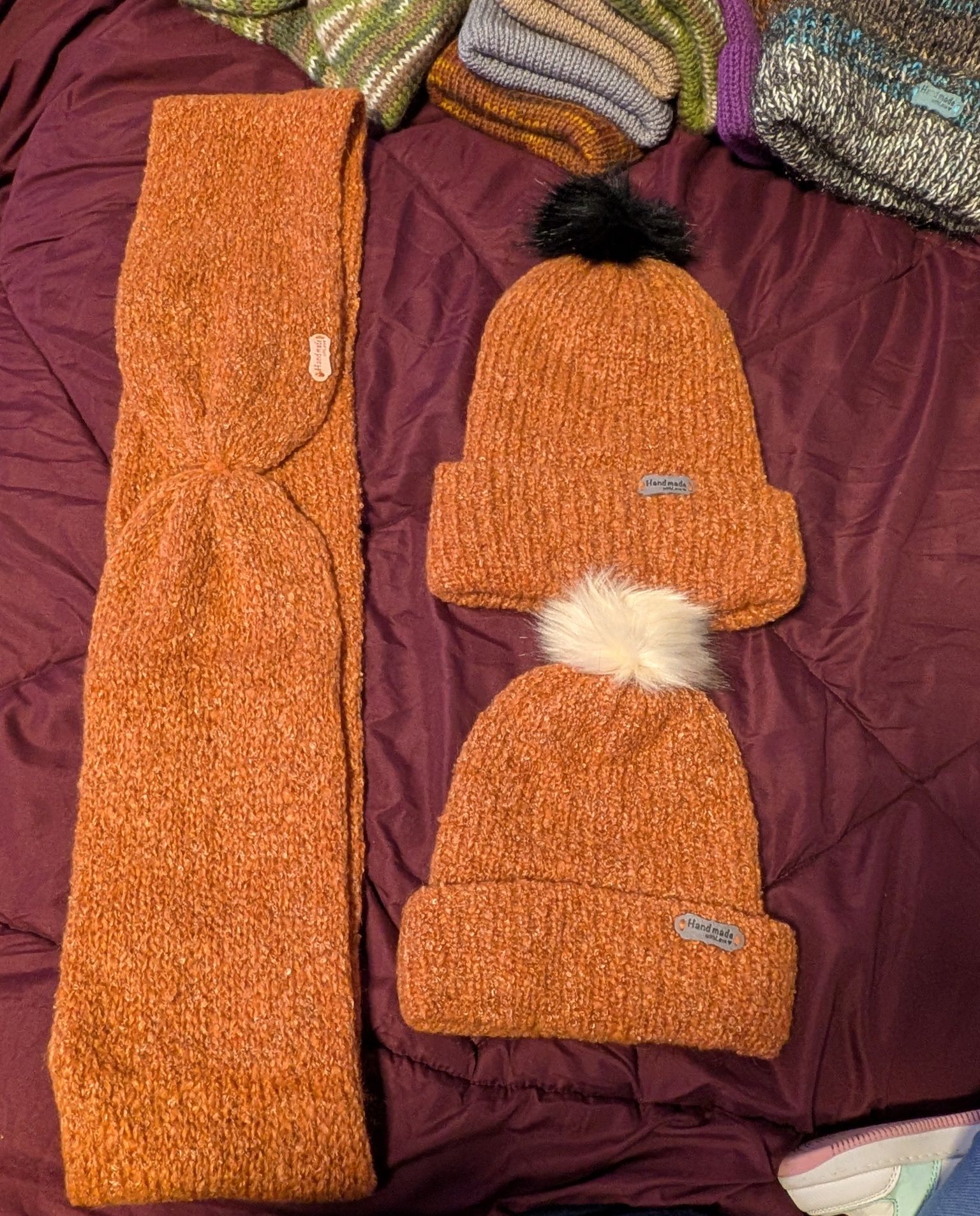 Gorros, cachecóis e bandelettes feitos à mão