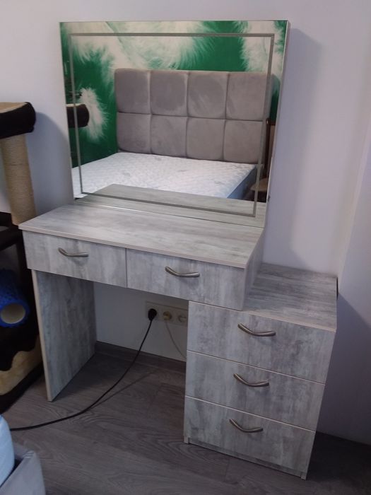 Продам  трюмо  з  підсвіткою