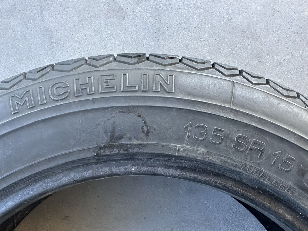 Pneu Michelin 135 SR 15 com muito pouco uso