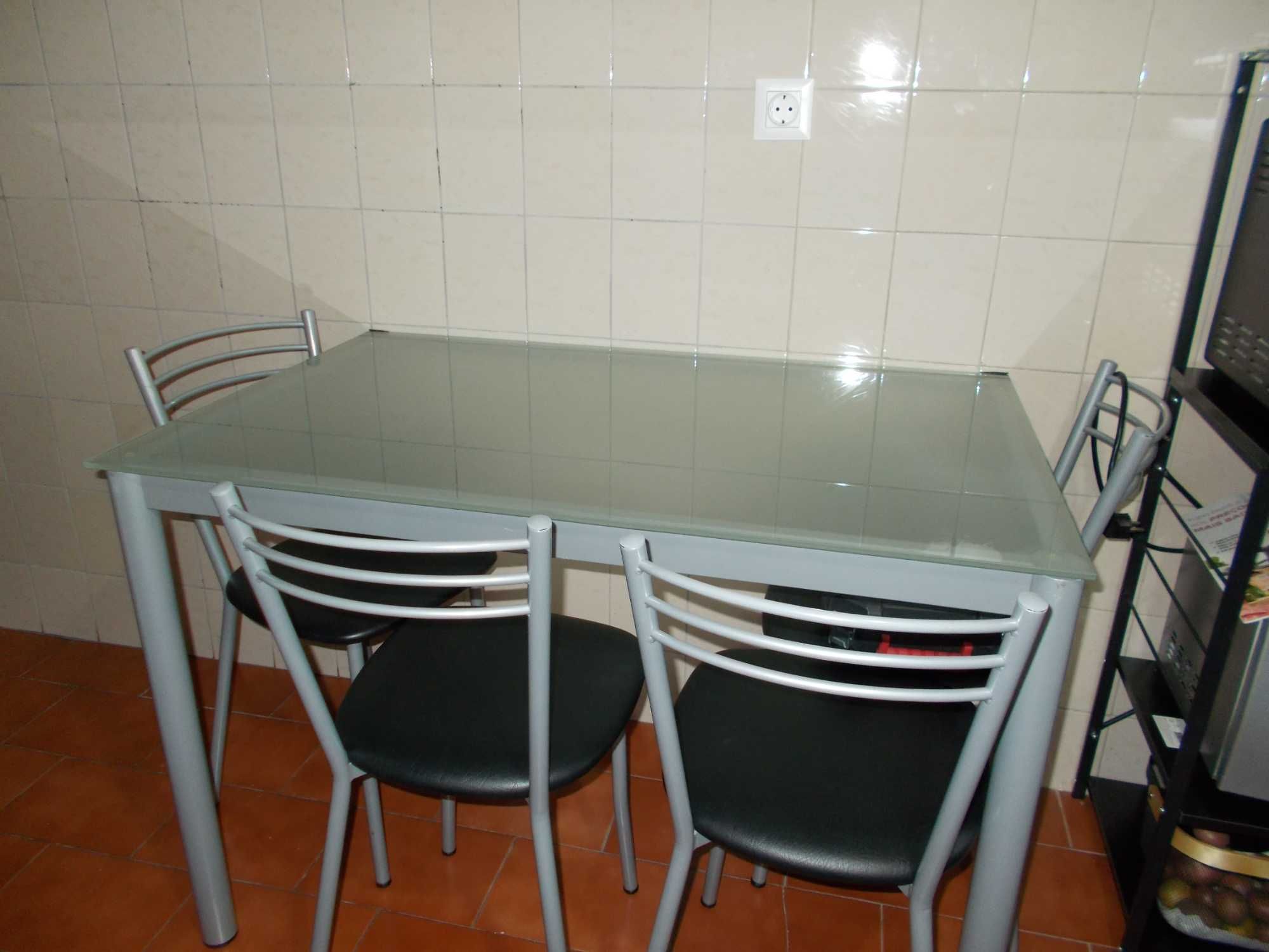 Mesa de cozinha e 4 Cadeiras