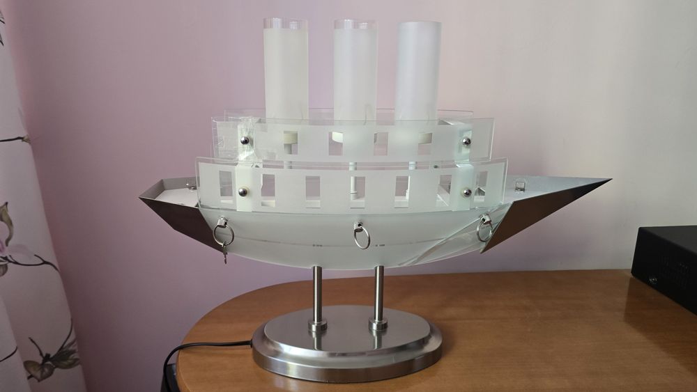 Lampa na stolik ze szkła w kształcie statku