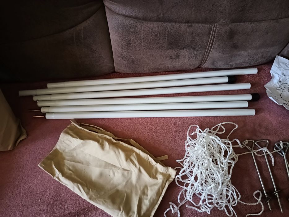 Żagiel przeciwsłoneczny z tyczkami