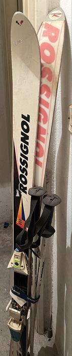 Ski Rossignol com batons