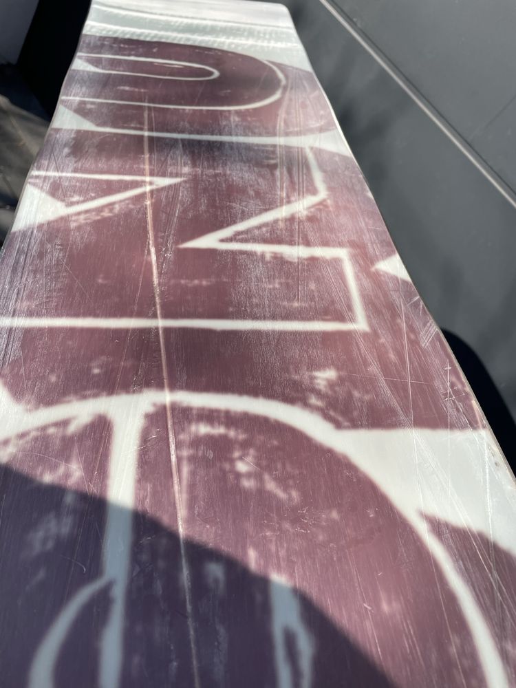 Snowboard GNU Carbon Credit Skate Banana w rozmiarze 159Wide