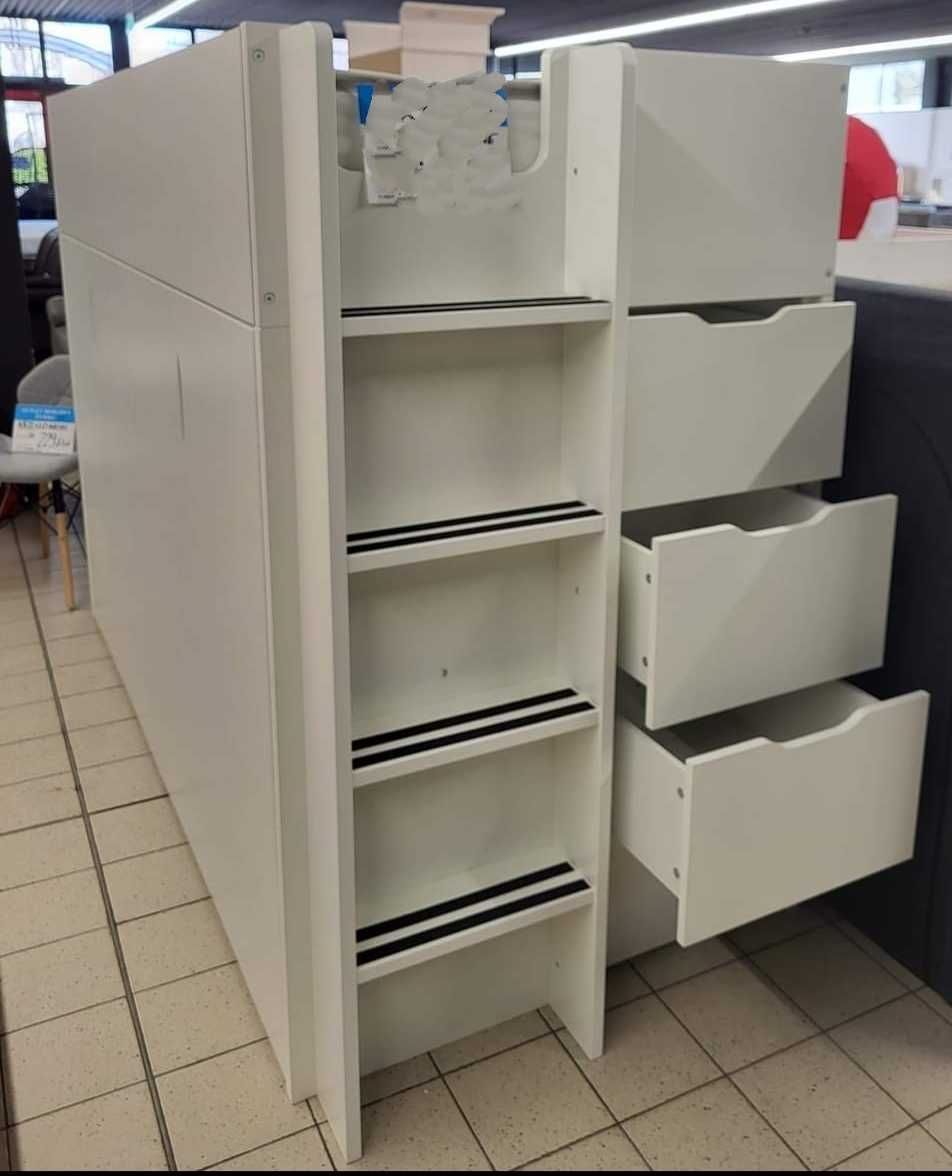 Białe łóżko piętrowe z materacem