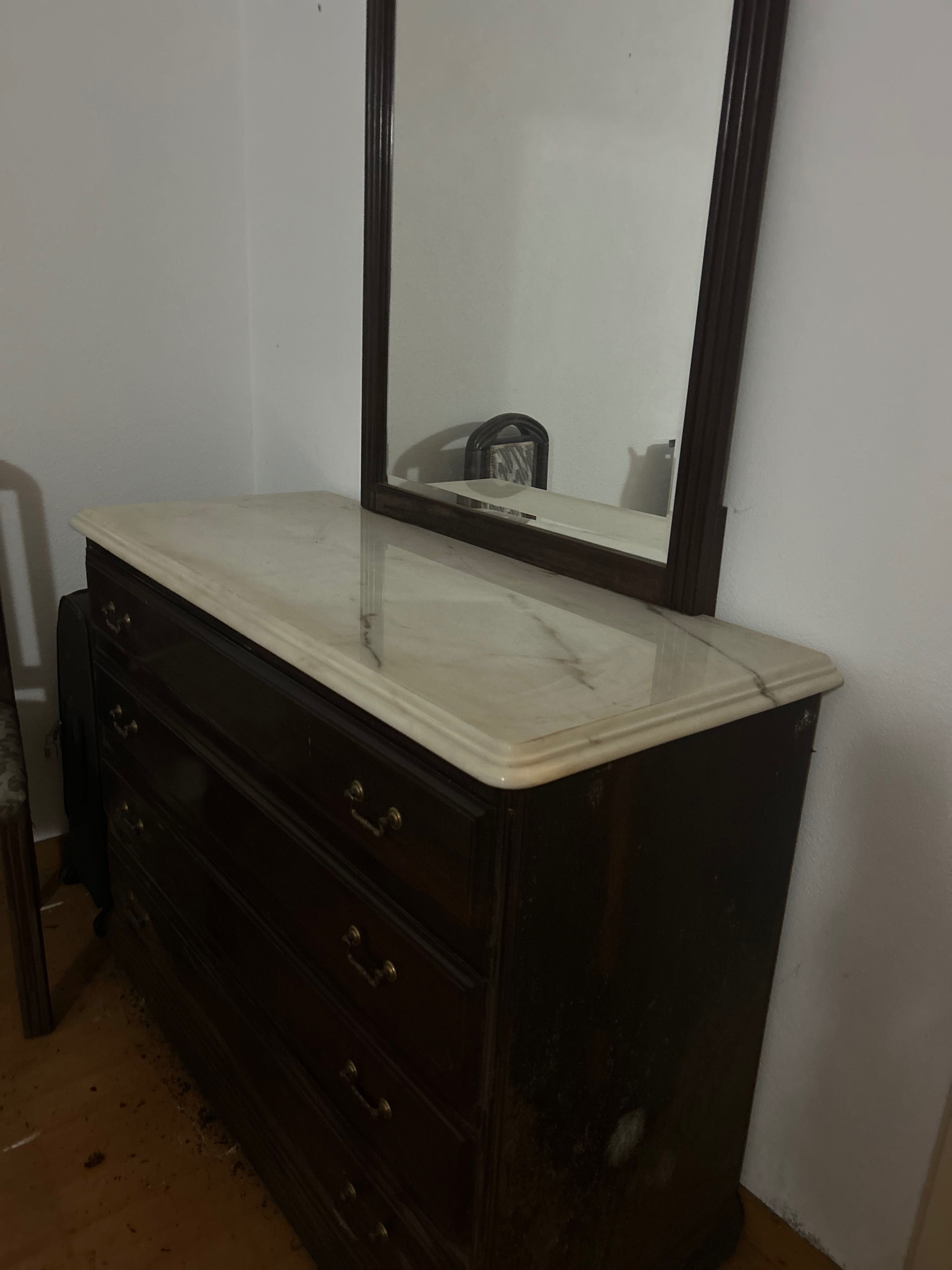 Quarto: cama, cómoda e cabeceira