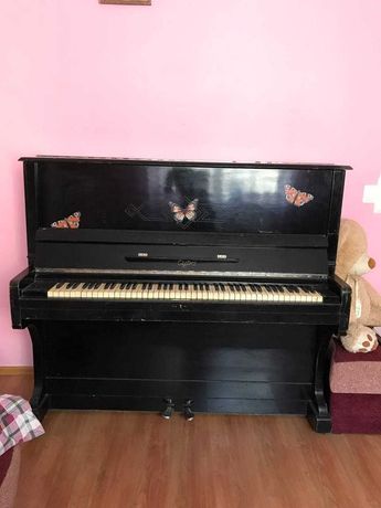 Фортепіано чорне піаніно рояль
