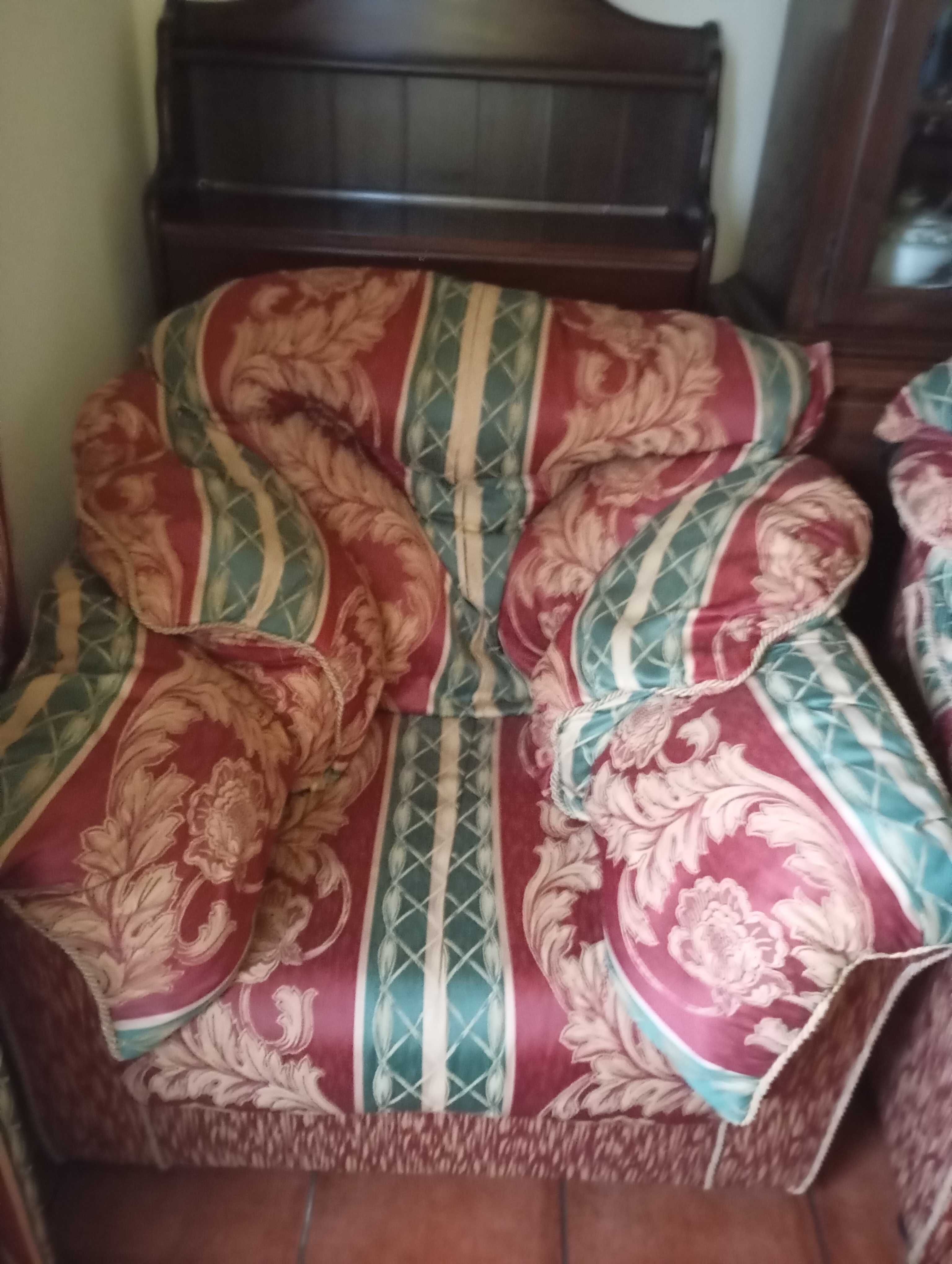 Conjunto de 3 sofás  em tecido com pouco uso.