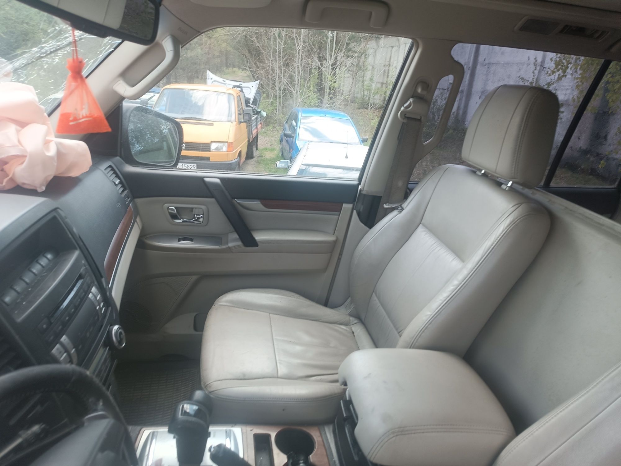 Mitsubishi Pajero IV 5d fotele skórzane skóry przód tył kanapa 3 rząd