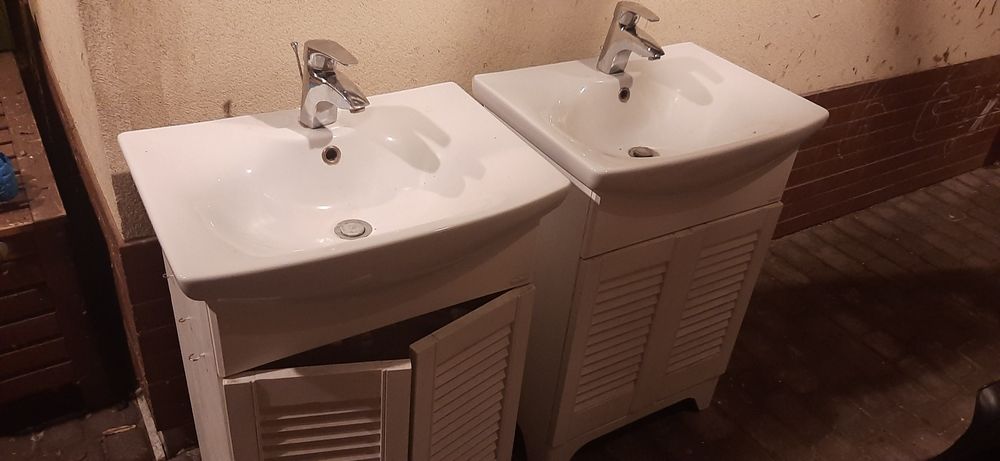 Używane szafki łazienkowe z kranami, umywalkami i lustrami
