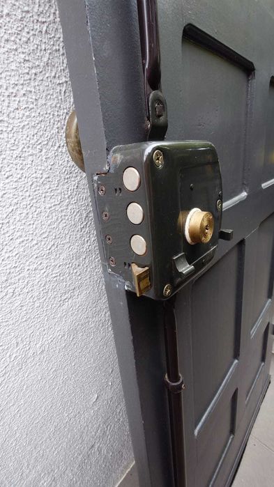 Fechadura alta segurança com ferragens completas e porta madeira
