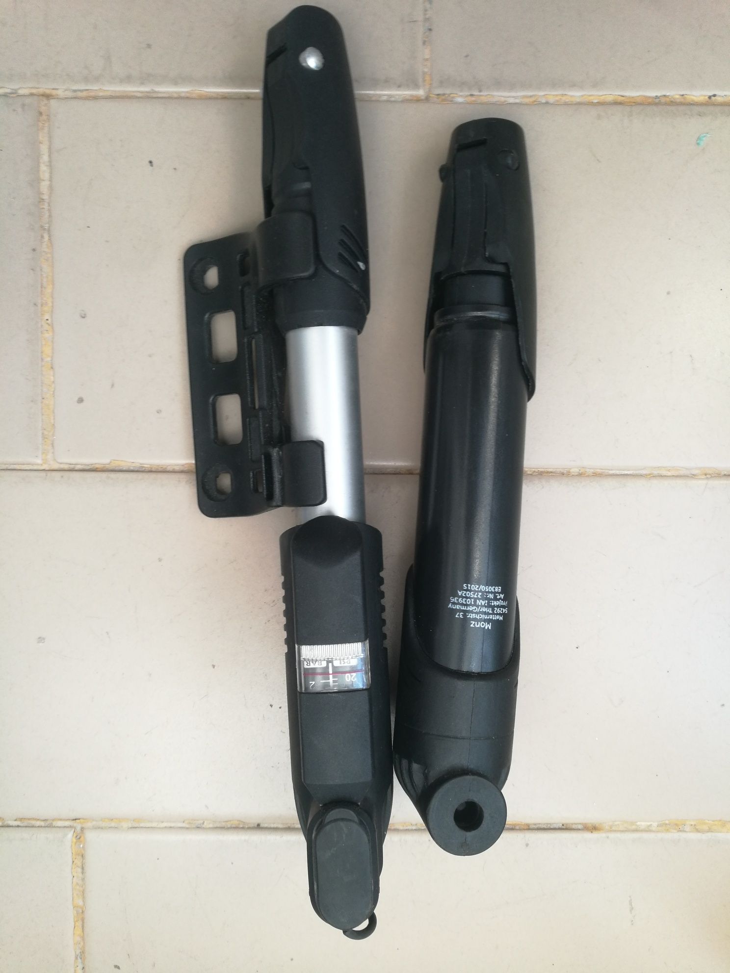 Duas bombas de ar bicicleta