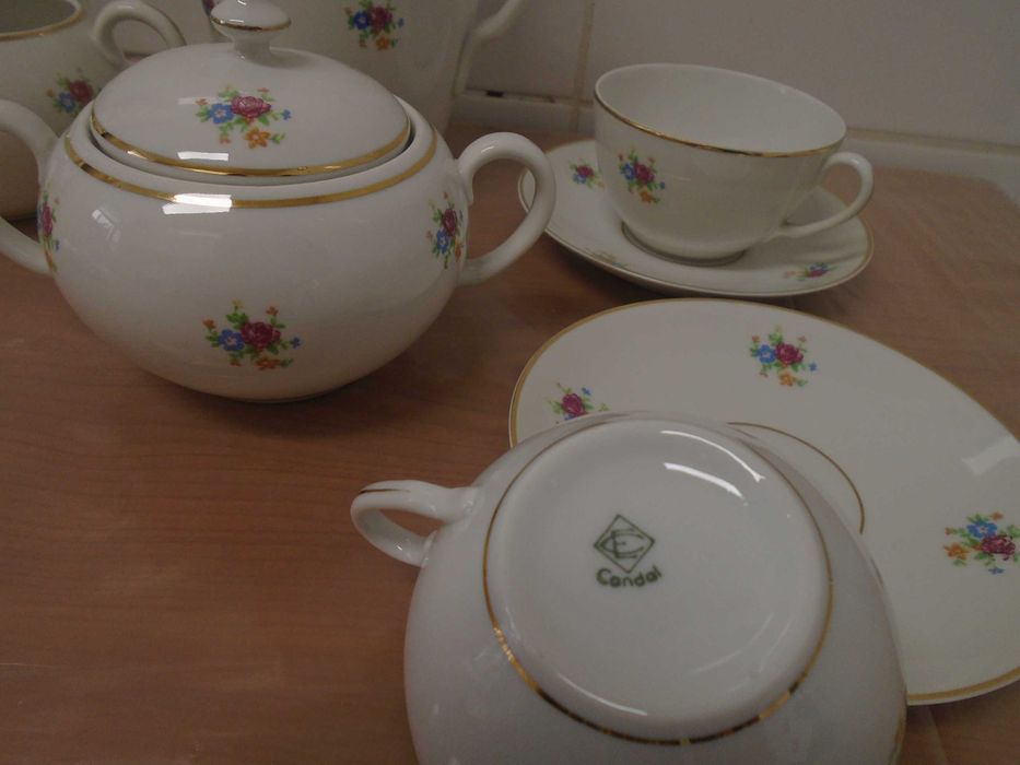 Serviço Chá  bonito e antigo. Cerâmica Candal