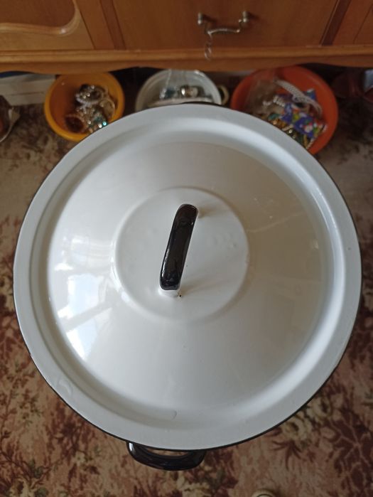 Duży garnek emaliowany