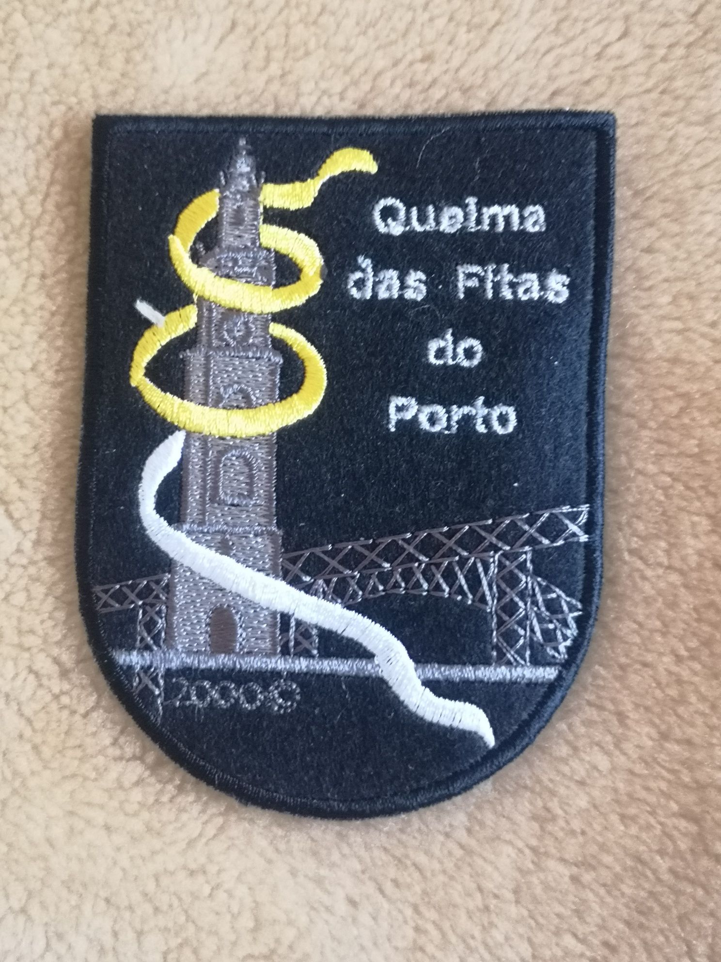 Emblemas capa traje académico.