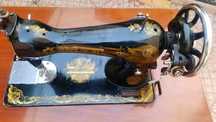 Máquina de Costura Singer Antiga com Móvel de Pedal – Vintage e Decora