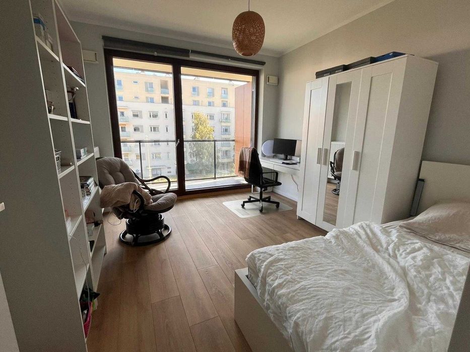 Pokój z balkonem w mieszkaniu 2 pokojowym