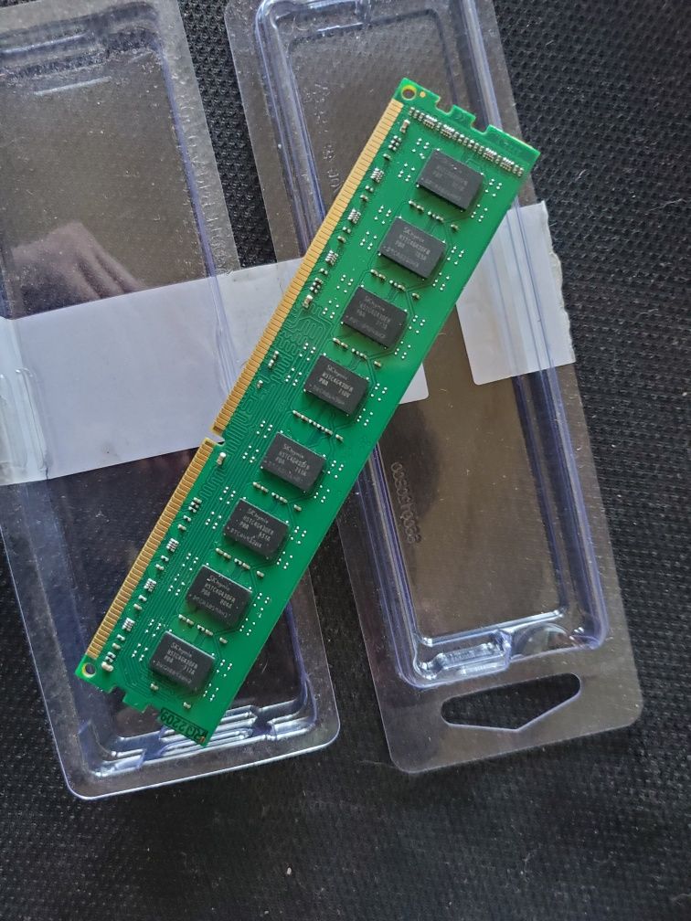 Оперативная память Kingston DDR3 1600