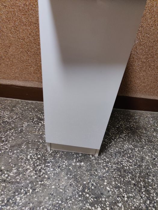 Biała szafka i blat