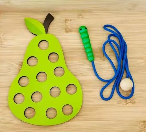 Дерев'яна іграшка зі шнурівкою