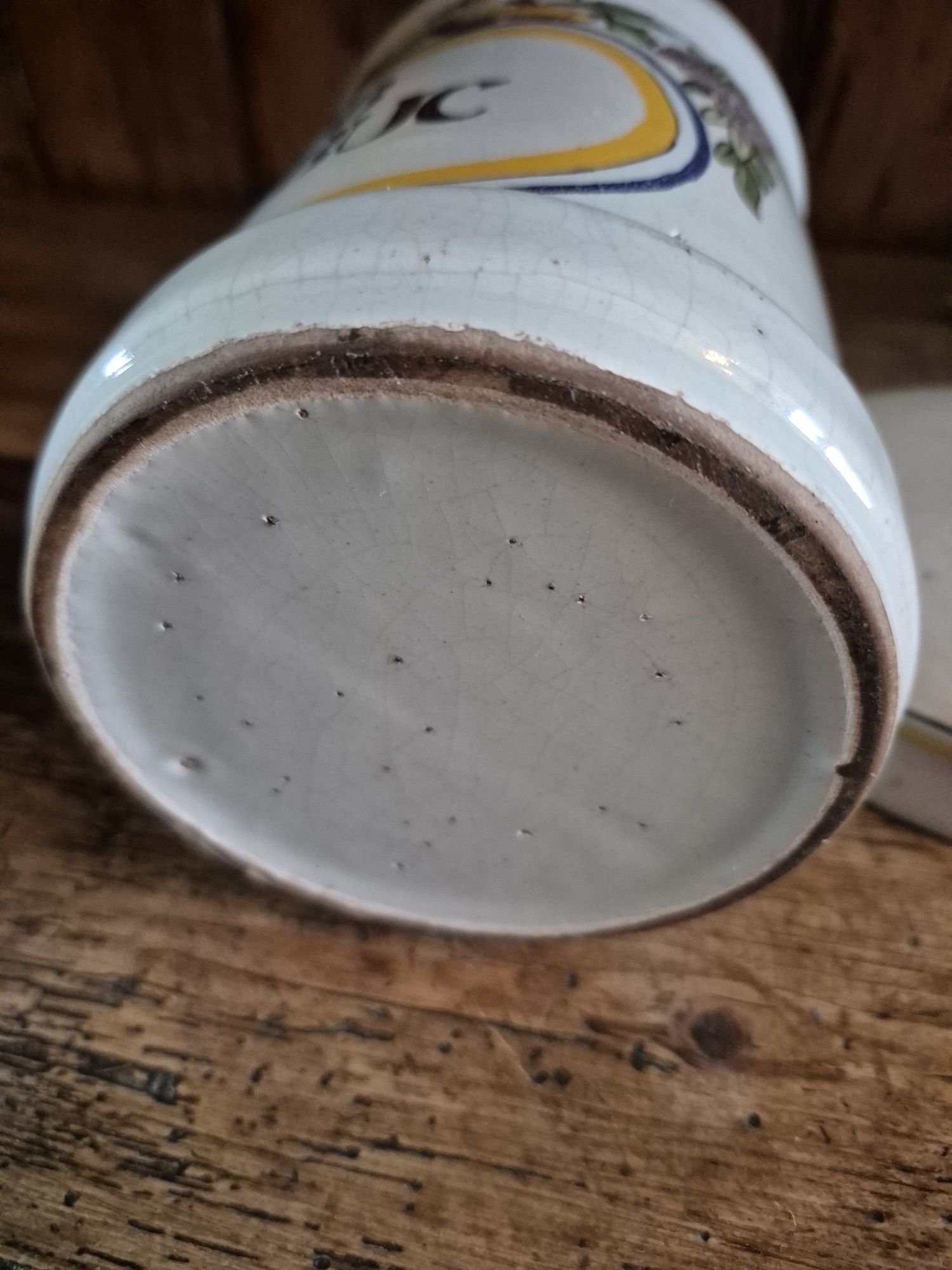 Ceramiczny malowany pojemnik apteczny.