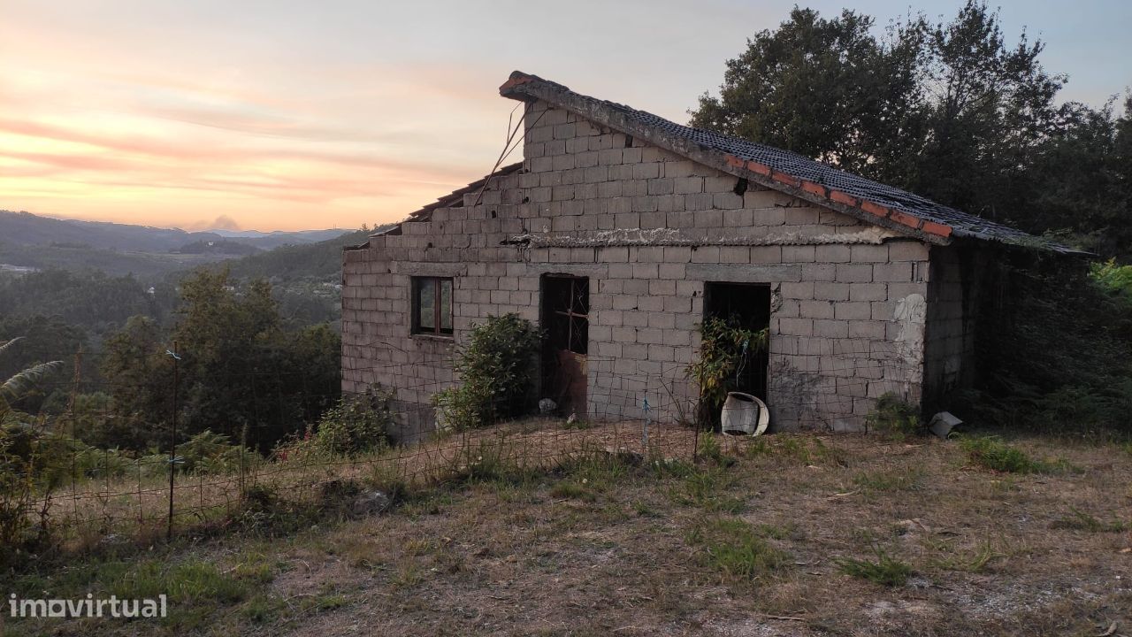Moradia para restauro em Rossas - Vieira do Minho