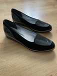 Czarne buty damskie lakierki zamszowe