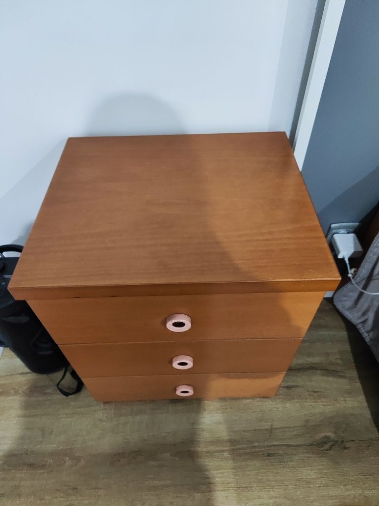 Cama e mesa de cabeceira para menina