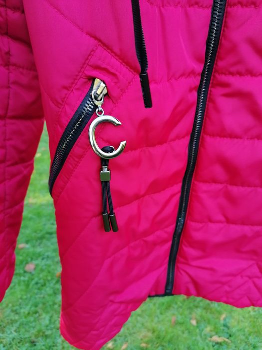 Kurtka jesienna jest wydłużona, rozmiar S