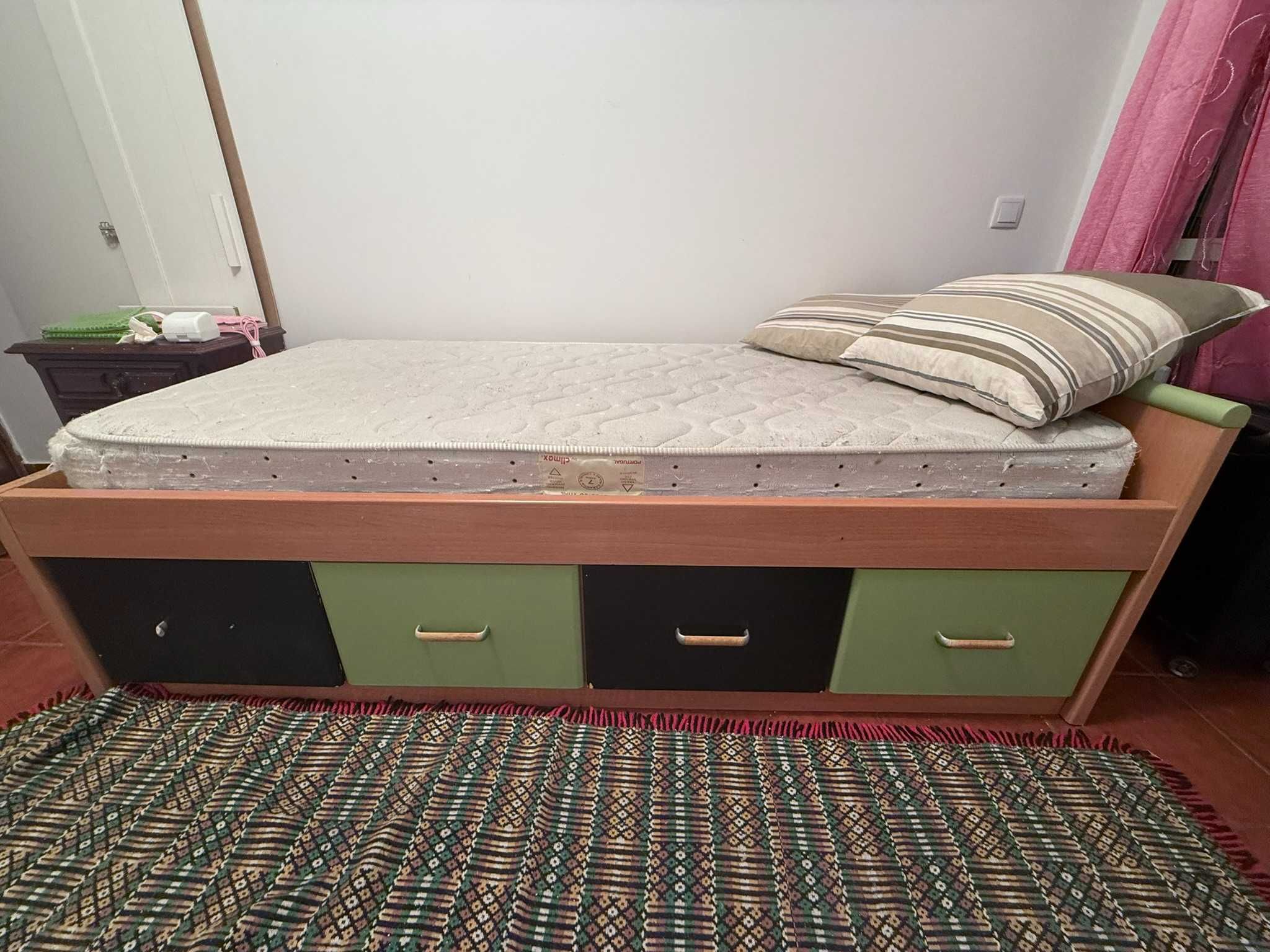 Cama E Mesa De Cabeceira