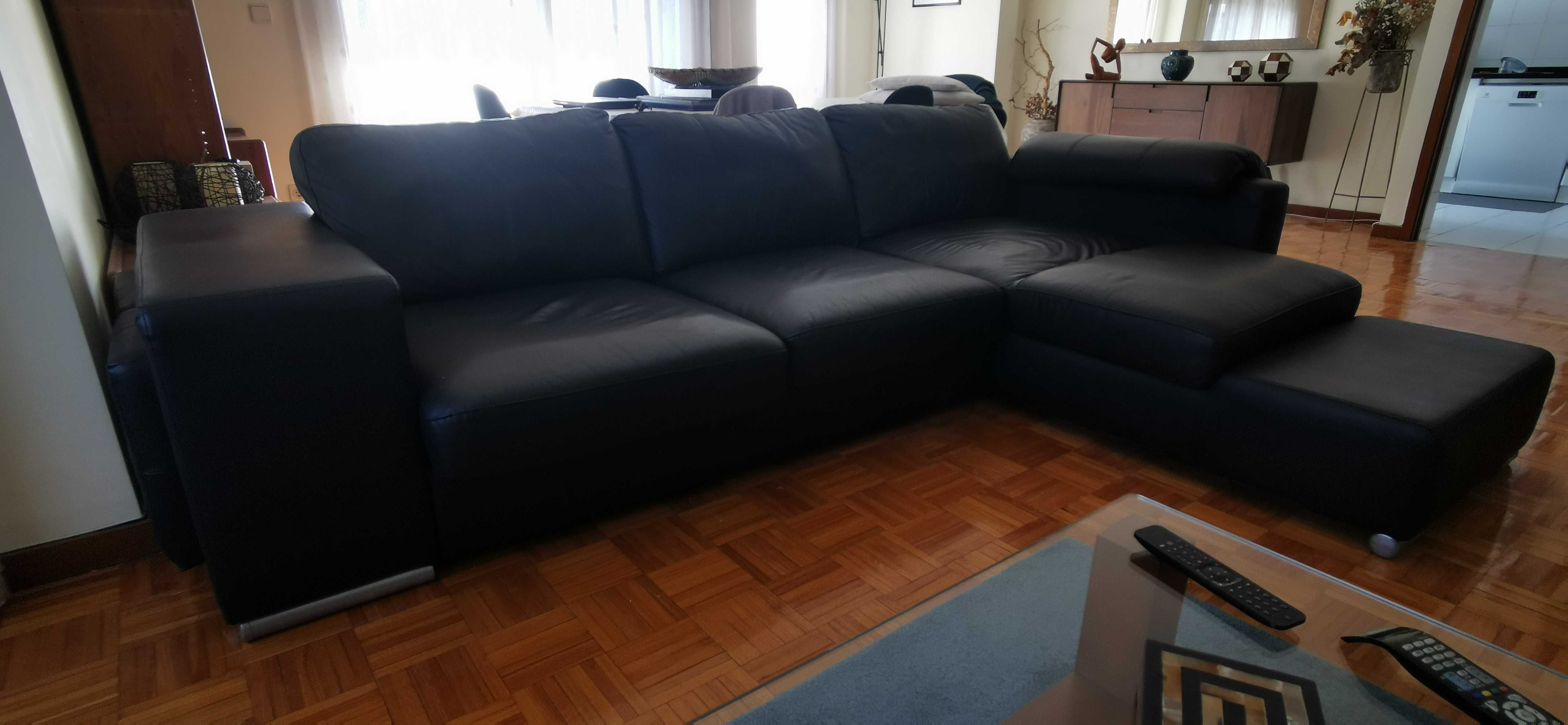 Sofá chaise longue, preto em pele, de três lugares
