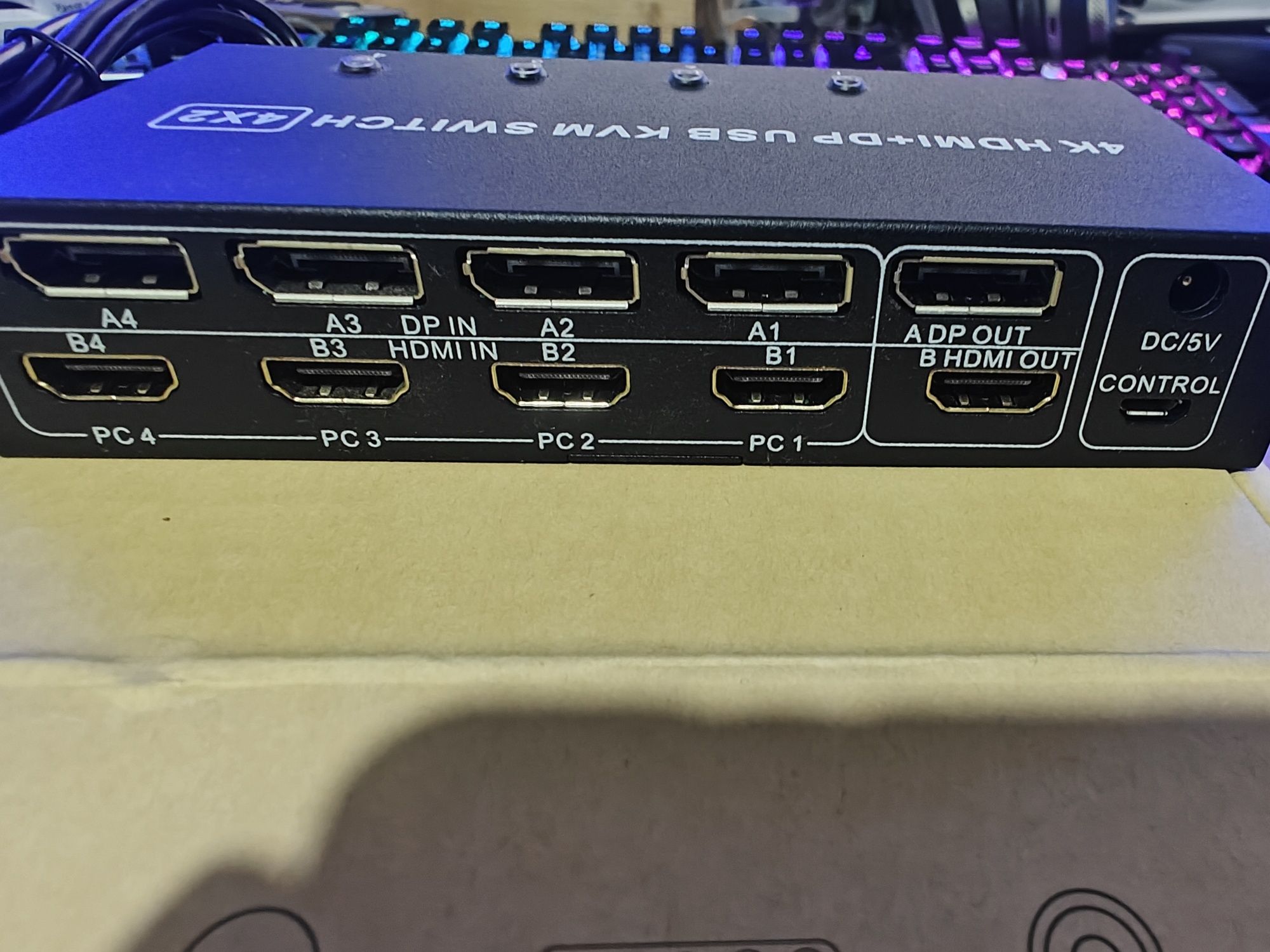 KVM do HDMI 4x2 jak nowy z zasilaczem i pilotem do zmieniania