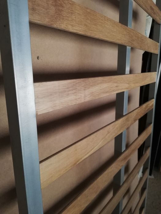 Estrado (medidas: 200x80)