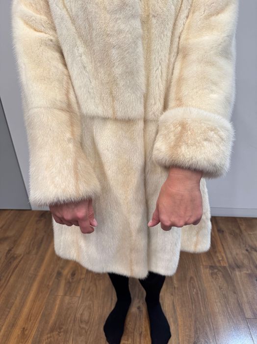 Продам білу шубу, хутро норкова шуба
