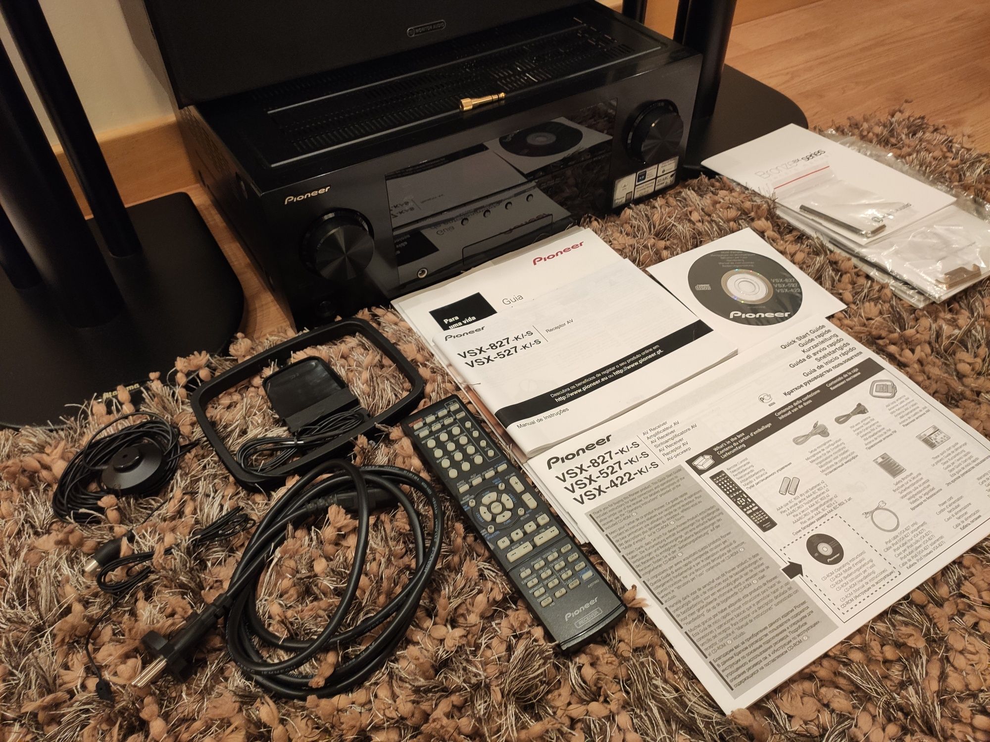 Vendo colunas Monitor Audio +  Cabos