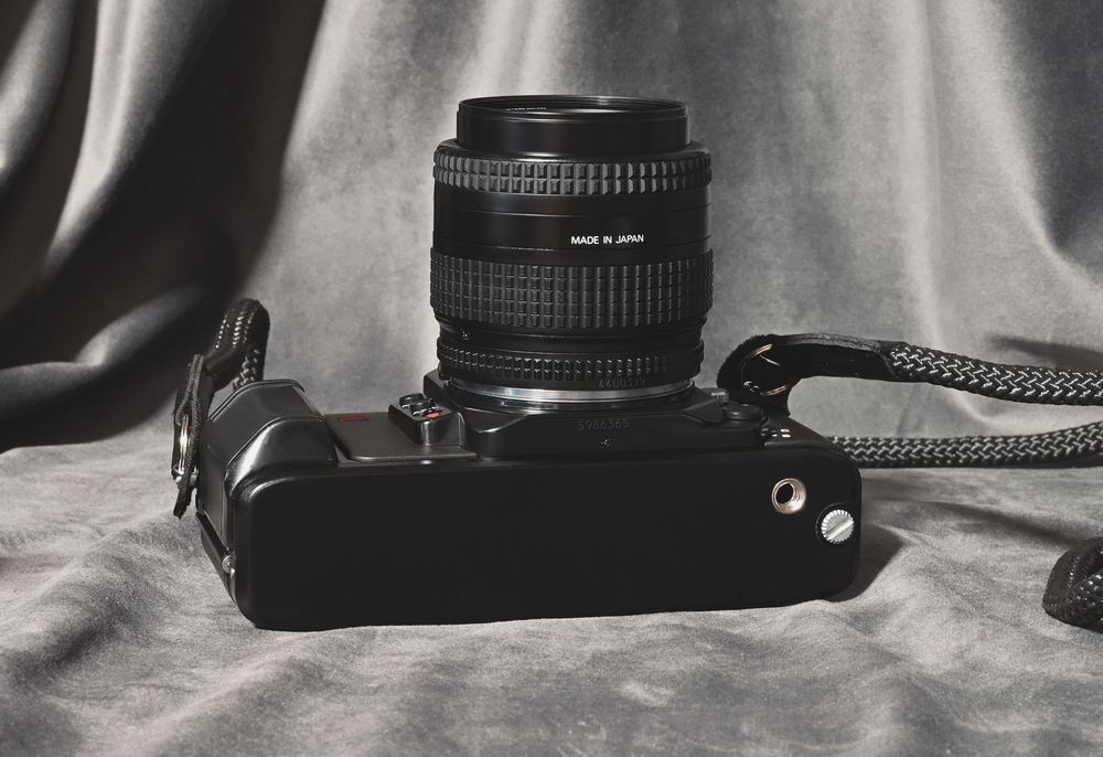 Nikon z obiektywem, plus lampa, pasek i baterie