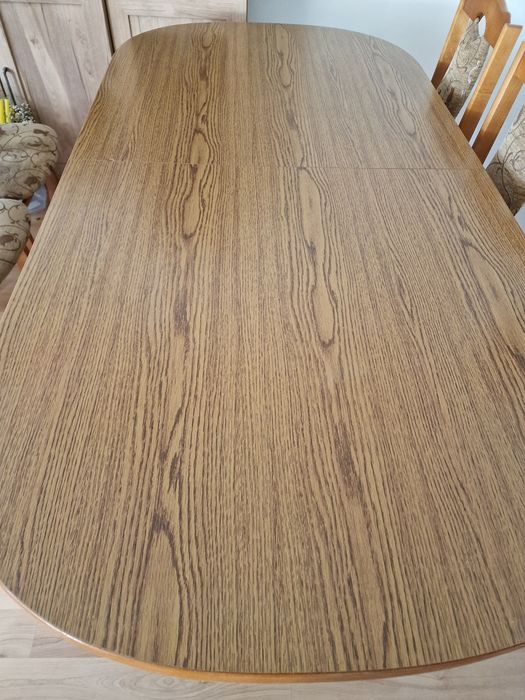 Duży stół rozkładany z krzesłami